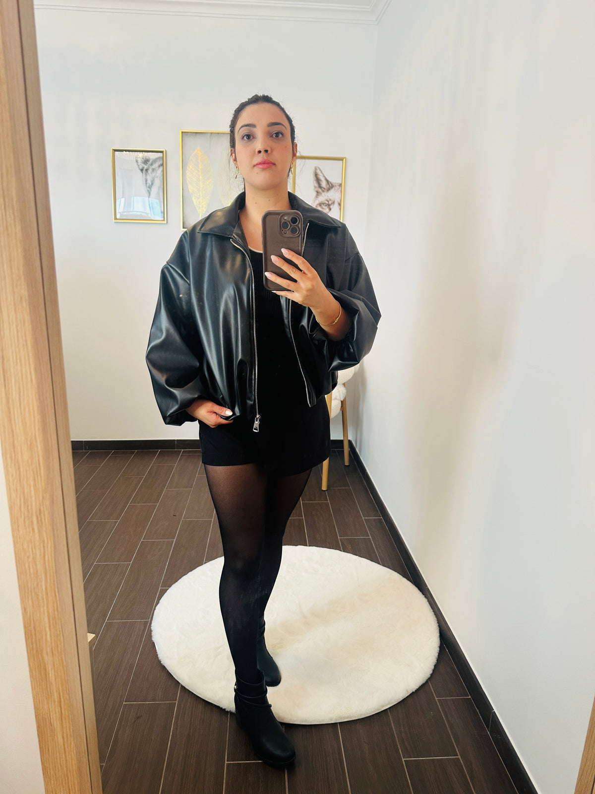 Blusão Bomber em Pele Sintética Premium — Preto Descrição Geral:
