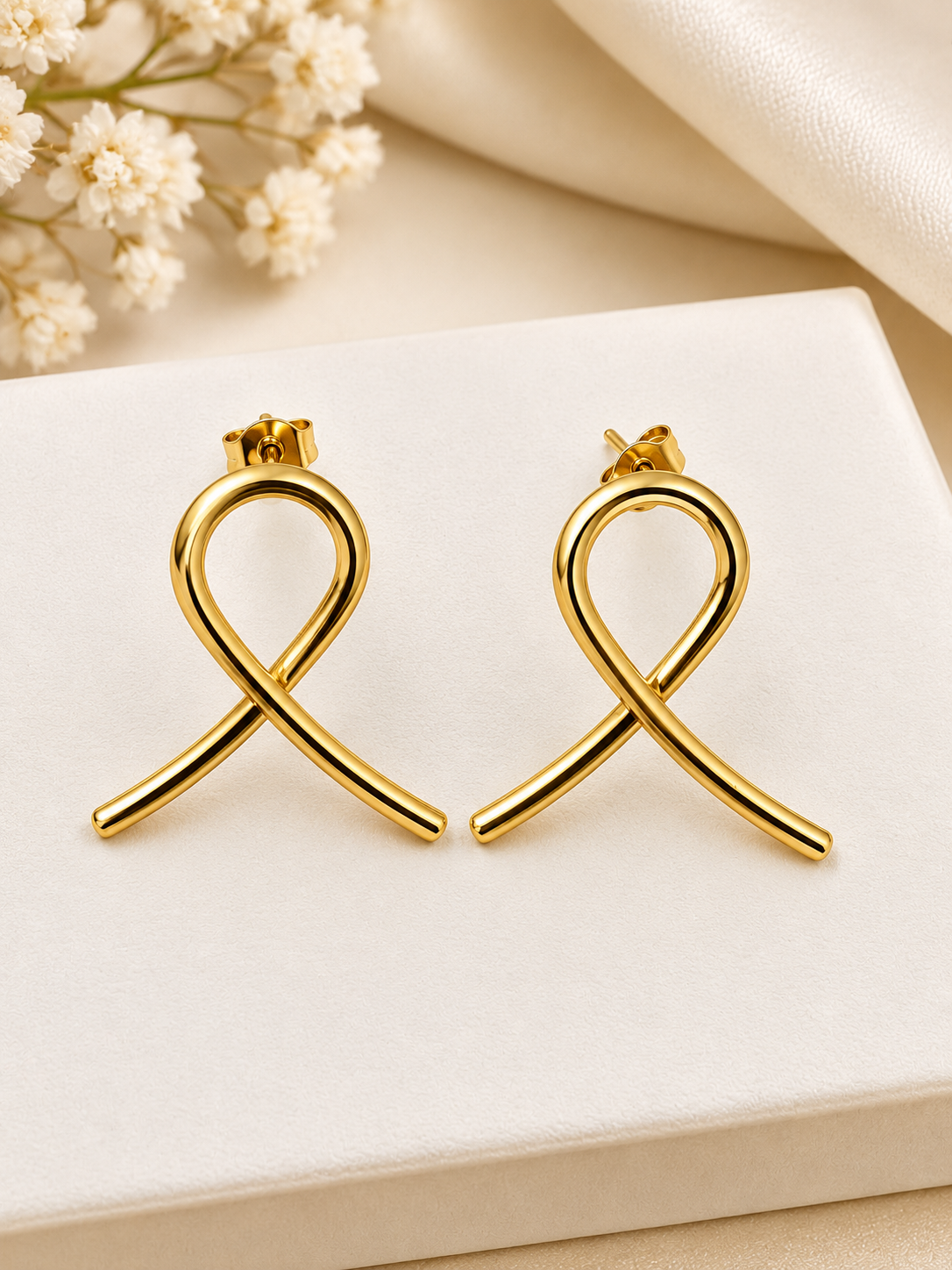 Brincos de Pino Laço Minimalista em Tom Dourado