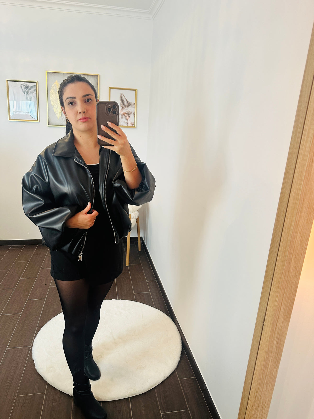 Blusão Bomber em Pele Sintética Premium — Preto Descrição Geral:
