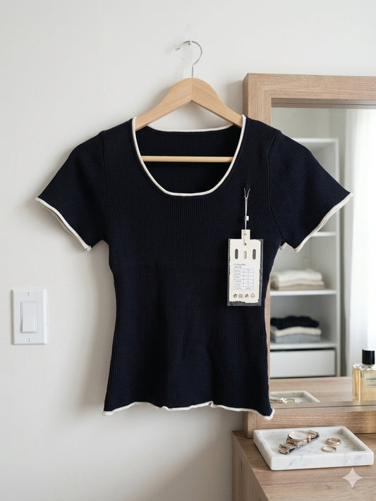 Blusa Canelada Minimalista com Debrum em Contraste